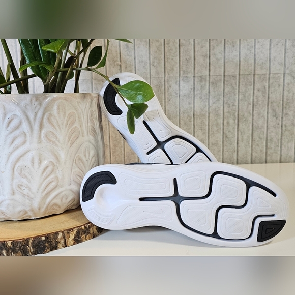 New Nike Lunarconverge Women’s 7.5 Running Shoes Gray White - Picture 3 of 3